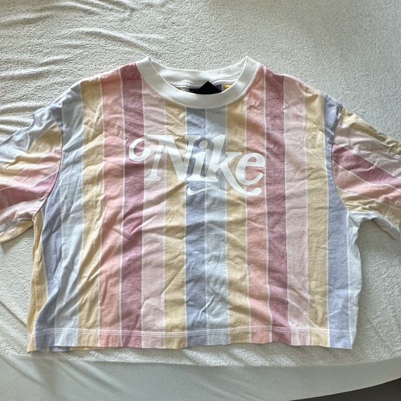Nike Tops - Women’s Nike crop tee
